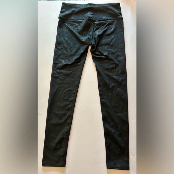 Noli large slightly glossy leggings in black with light camo pattern. - Picture 6 of 6